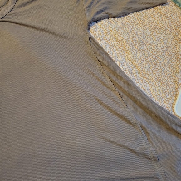 Shirt - Picture 3 of 4